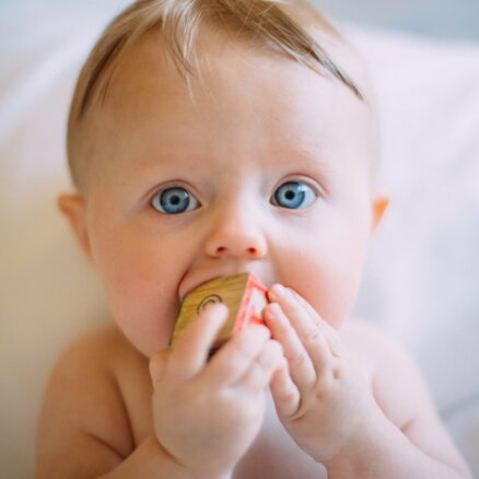 Acu sarkanā refleksa tests jaundzimušajiem var palīdzēt agrīni atklāt divas retas slimības