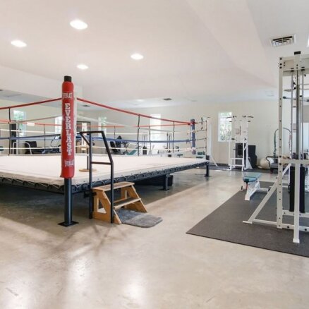ФОТО. На продажу выставлен дом Мохаммеда Али с самым настоящим боксерским рингом
