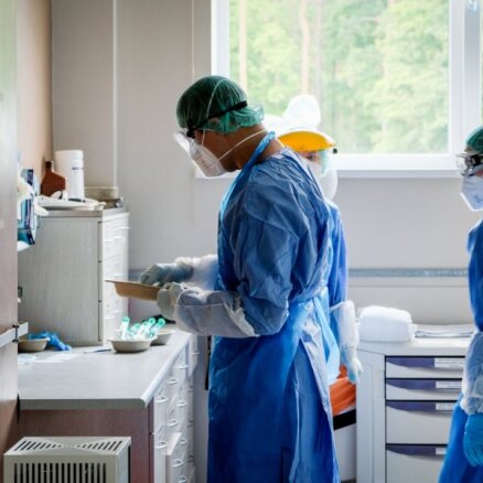 Brīvdienās stacionēto Covid-19 pacientu kopskaits sarucis līdz 137