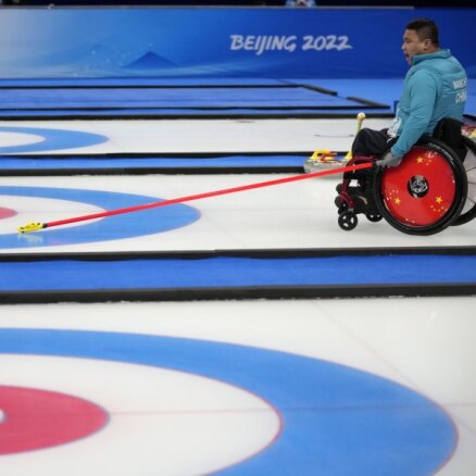Ķīnas izlase Pekinas paralimpiskajās spēlēs izcīna zelta medaļas ratiņkērlingā