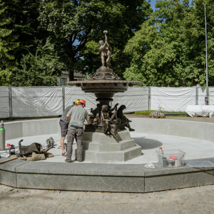 Foto: Teju noslēgusies Rīgas vecākās strūklakas atjaunošana Vērmanes dārzā