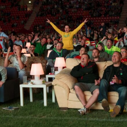 В Германии зрители притащили на стадион свои диваны