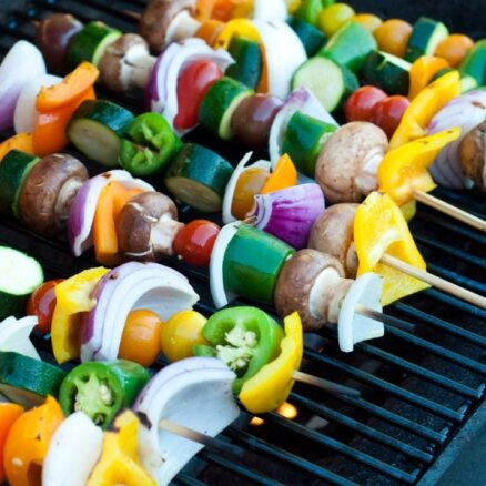 Ne tikai šašliku! Ierosmes saldiem un sāļiem grilētiem ēdieniem