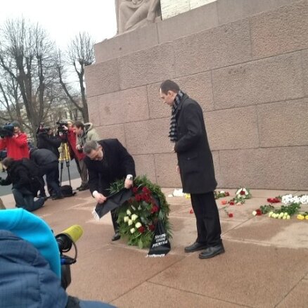 Антифашисты возложили цветы к памятнику Свободы