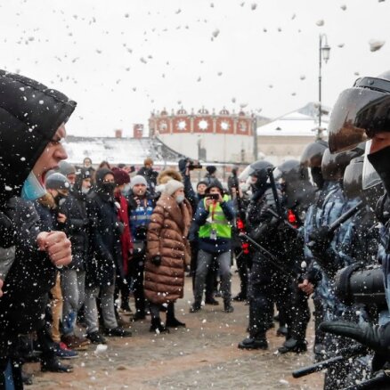 Krievijā protestos pret Navaļnija apcietināšanu vairāk nekā 5000 aizturēto; viens protestētājs aizdedzinājies (plkst. 22.15)