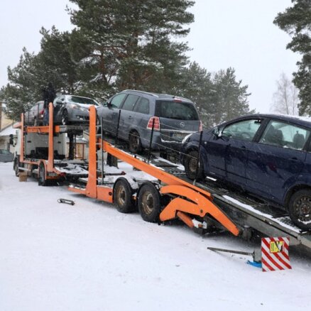 ФОТО. В Украину из Латвии отправились первые восемь автомобилей, конфискованные у пьяных водителей