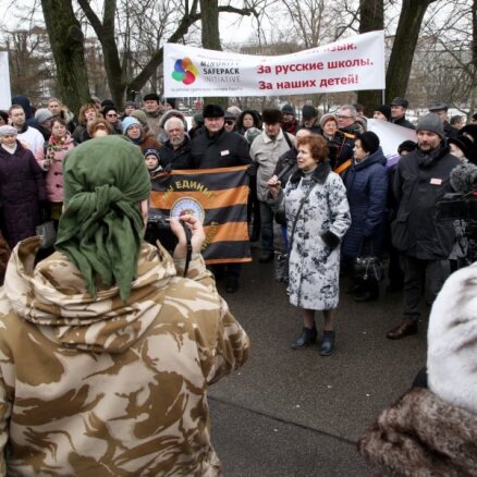 'Latvijas Krievu savienības' protesta akcija pulcē vairāk nekā tūkstoš cilvēku