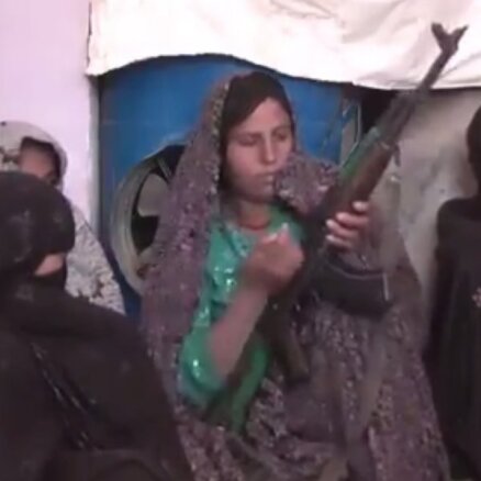 Sāpināta afgāņu māte pašrocīgi nogalinājusi 10 'Taliban' kaujiniekus