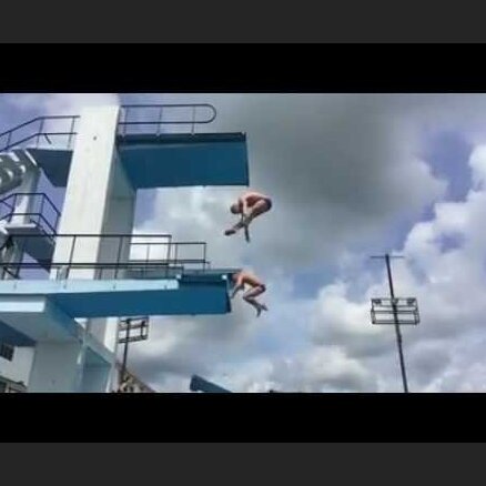 ВИДЕО: Под российским прыгуном в воду обвалилась вышка