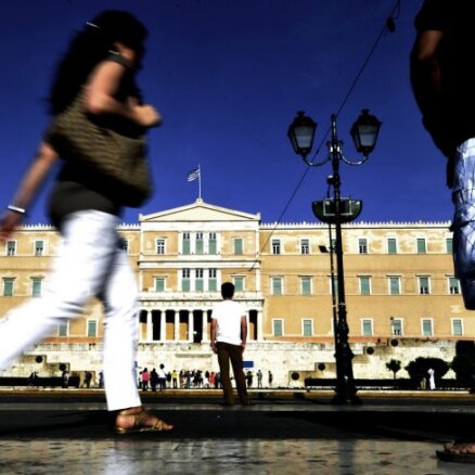 Grieķija grasās trešdaļu aizdevējiem solītās taupības nodrošināt ar pensiju cirpšanu