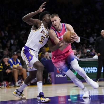 Porziņģis izceļas ar 'double-double'; 'Wizards' pēdējās sekundēs zaudē 'Lakers'