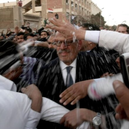 Pie balsošanas iecirkņa pūlis uzbrūk Ēģiptes opozīcijas līderim al Baradejam