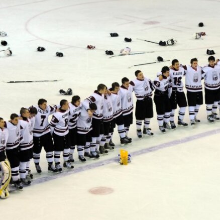 FOTO: Latvijas U -18  izlases hokejisti uzvar arī pēdējā spēlē