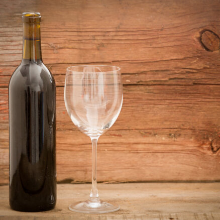 Video: Pieci nedaudz traki veidi, kā atvērt vīna pudeli bez korķviļķa