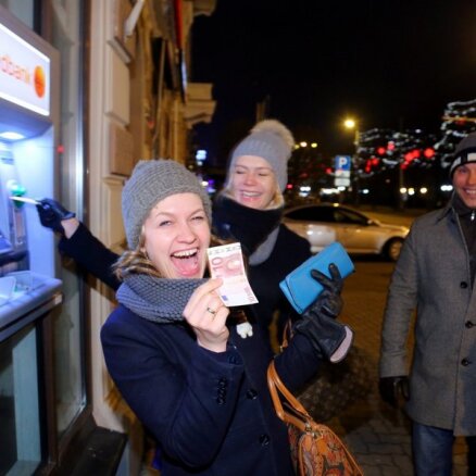 Жители активно меняют латы на евро в кассах Банка Латвии