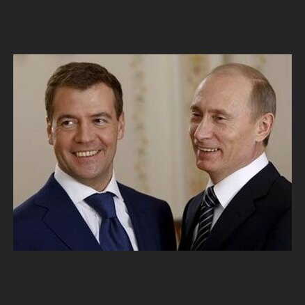 Медведев  выдвинул Путина в президенты России