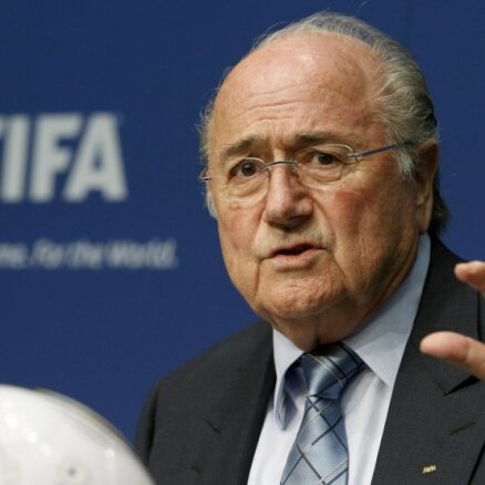 Blaters negaidīti atkāpjas no FIFA prezidenta amata