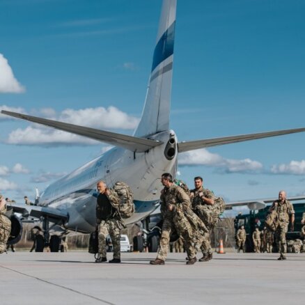Latvijā ieradušies pirmie Dānijas bruņoto spēku kontingenta karavīri
