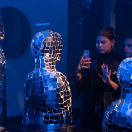 Foto: Mūsdienu mākslas 'Iedomu spoguļi' – Rīgā notikusi ikgadējā 'Baltā nakts'