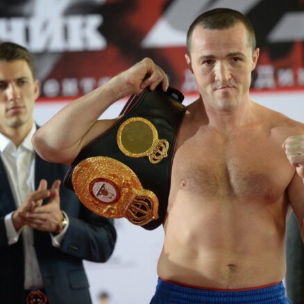 Pēc uzvaras krievu bokseris Ļebedevs Krimas premjera dāvāto naudu ziedo Ukrainai