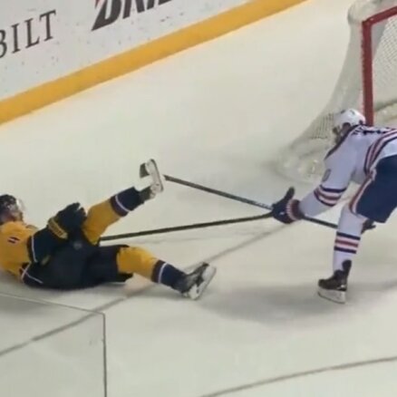 Video: 'Oilers' hokejista nūja iesprūst pretinieka slidā