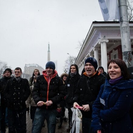 Izčākst vērienīgie protestu plāni pret biļešu cenu 'lēcienu': Rīgā pulcējas vien mazs pulcinš aktīvistu