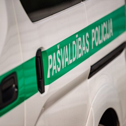 Policisti Liepājā atrod bez pieskatīšanas atstātus bērnus