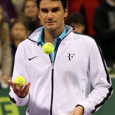 Federers praktiski nodrošina iekļūšanu noslēguma turnīra pusfinālā