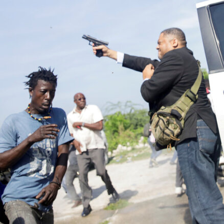 Ķīna lūdz ANO Drošības padomi aizliegt mazo ieroču piegādes Haiti