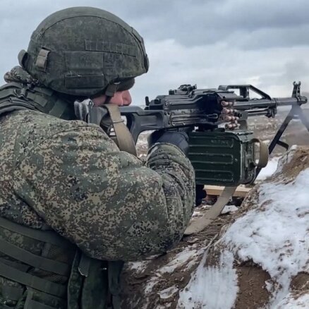 Krievija nosūtījusi vēl vairākus tūkstošus karavīru uz Ukrainas robežu, paziņo ASV