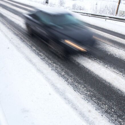 Autovadītāju ievērībai – trešdienas rītā visā Latvijā autoceļi sniegoti un apledo
