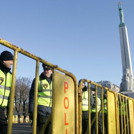 День памяти легионеров: памятник Свободы огражден барьерами, полиция наготове
