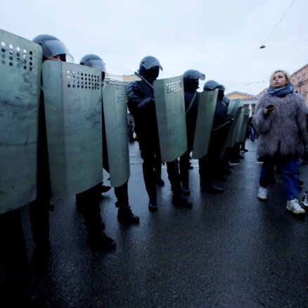 Krievijas pilsētās pēc Navaļnija aicinājuma ielās iziet tūkstoši. Teksta tiešraides arhīvs