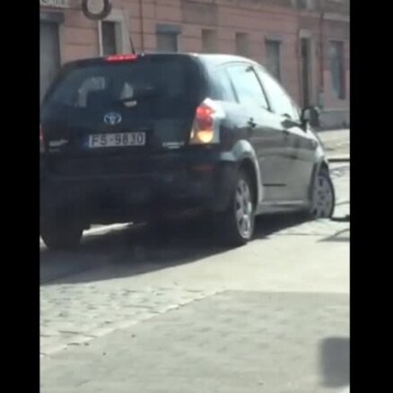 Video: Autovadītājs neievēro ceļa zīmes un iesprūst Barona ielas bruģī