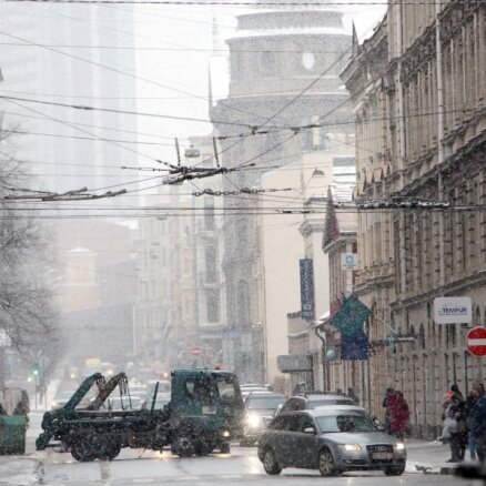 Rīgas ielu uzturētāji sāk dežūrēt ziemas režīmā