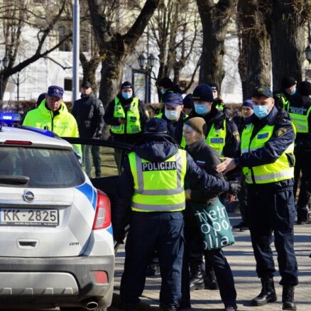 Pie Brīvības pieminekļa par atbalstu Krievijas agresijai Ukrainā aiztur sievieti