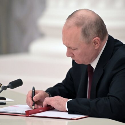Putins atzīst Doņeckas un Luhanskas 'republiku' neatkarību; Krievijas spēki 'uzturēs mieru' (plkst. 00:26)