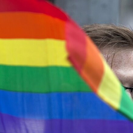Zviedru atlēti Maskavā ar varavīksnes krāsās lakotiem nagiem solidarizējas ar homoseksuāļiem