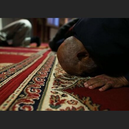 Исламский центр о публичной молитве в Риге: почему вы терпите фанатов хоккея, но дискриминируете нас?