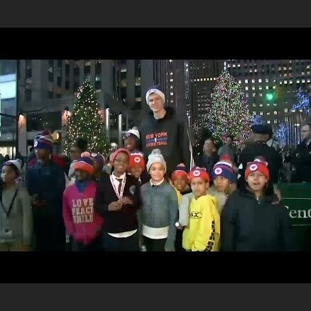 Video: Pirmssvētku Ņujorkā Porziņģa 'mānija' uzjundī ar jaunu sparu