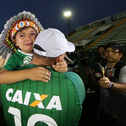 Foto: Brazīlija sēro par futbola pelnrušķītes stāsta traģiskajām beigām