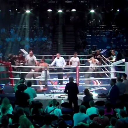 Video: Kautiņš pēc cīņas - bokseri saplūcas pēc tiesnešu lēmuma