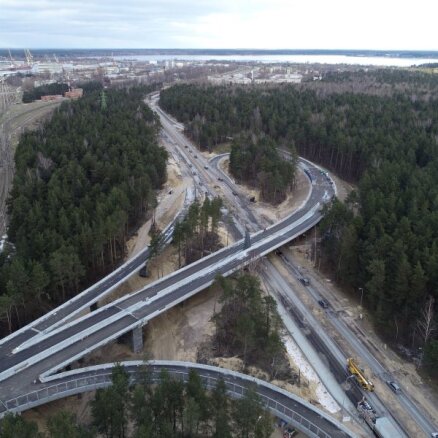 Būvnieki Sarkandaugavas pārvada būvdarbus atsāks tikai tad, ja tiks pārskatīta līgumcena