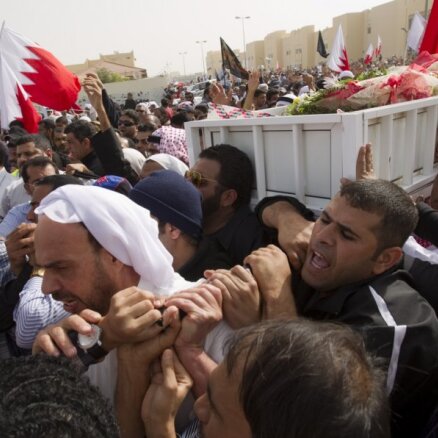 Laikraksts: Bahreinas  mediķiem par palīdzības sniegšanu protestētājiem piespriež 15 gadus cietumā