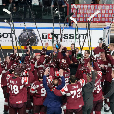 Latvijas hokejisti vēsturiski iekļūst pusfinālā un brauc uz Tamperi
