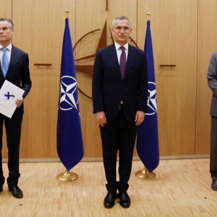 Vēsturisks brīdis: Somija un Zviedrija oficiāli iesniedz pieteikumus NATO