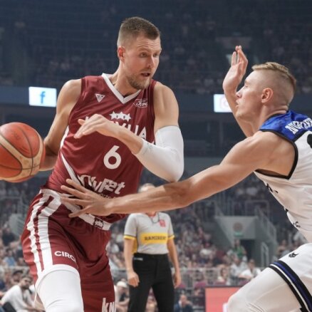 Porziņģa atgriešanās spēlē Latvijas basketbolisti droši pieveic Igauniju