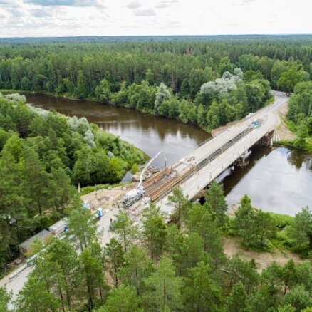 Foto: Tiltam pār Gauju Strenčos uzbūvēti jauni dzelzsbetona laidumi