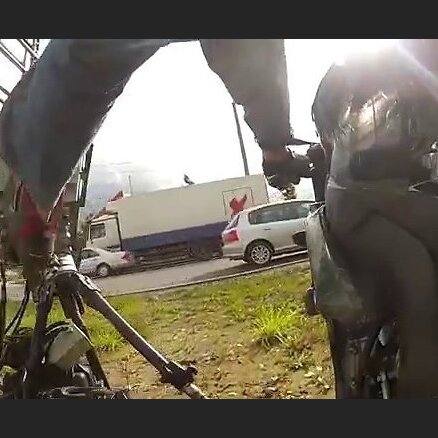 Мотоциклист-хулиган ногой опрокинул фоторадар (видео)