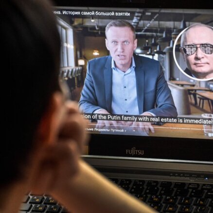 Фильму "Навальный" дали "Оскар". Как отреагировали в Кремле и Офисе Зеленского